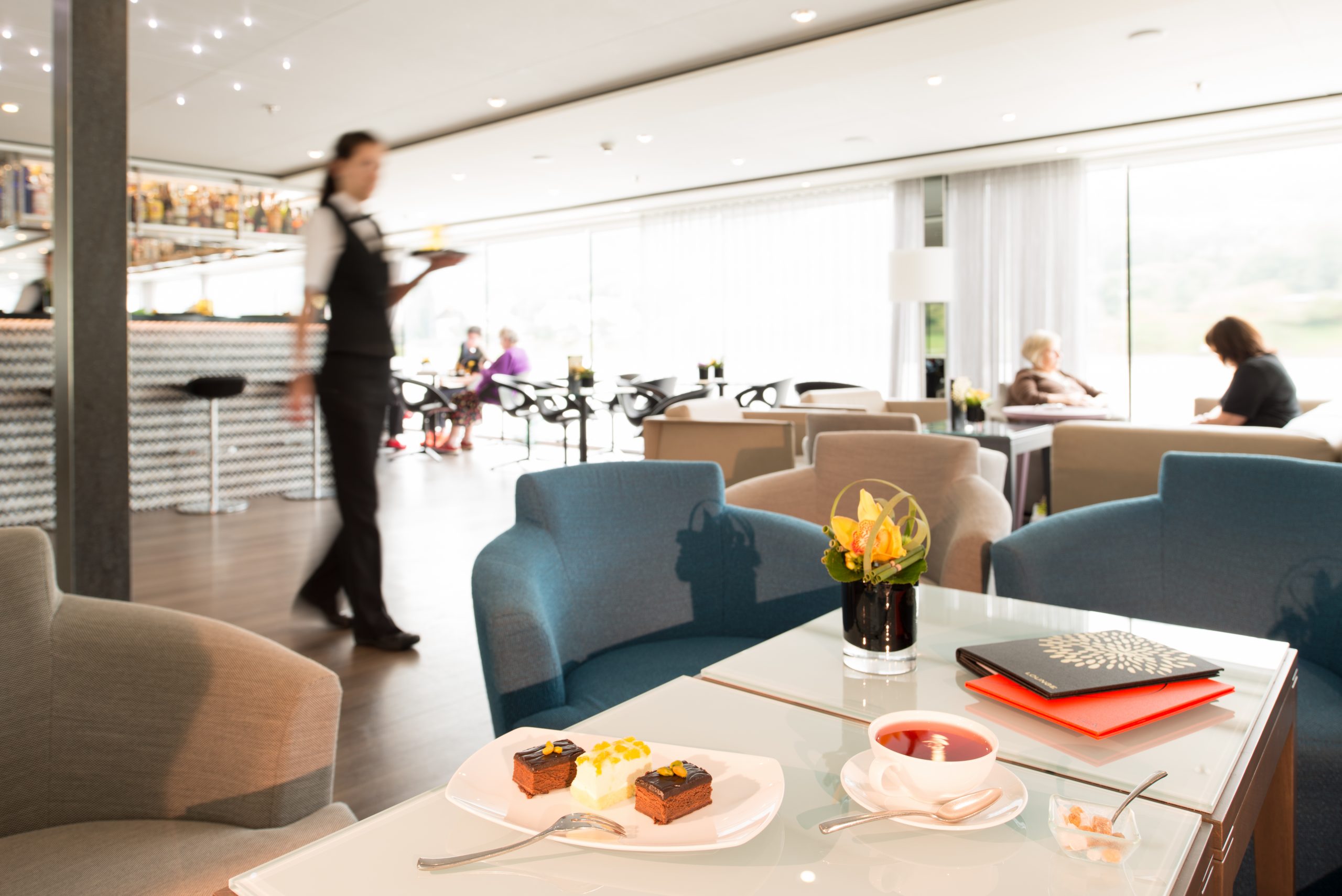 Disfrute de un esmerado servicio a bordo del KD Moments CRUCEROS FLUVIALES ICARION KD MOMENTOS CRUCEROS PAISES BAJOS CRUCEROS HOLANDA CRUCEROS BELGICA CRUCEROS DE LUJO EN ESPAÑOL LUXURY RIVER CRUISES SCENIC CRUISE SHIPS SCENIC EMERALD CRUISES ROYAL EMERALD CRUISES CRUCEROS GANTE CRUCEROS BRUJAS CRUCEROS BRUSELAS CRUCEROS AMSTERDAM CRUCEROS #KDMoments #IcarionCruceros #Cruceros #CrucerosFluviales #RiverCruises #Icarion #CrucerosIcarion #Cruceroclick